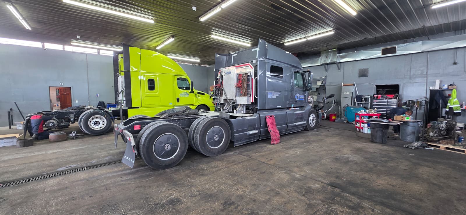 Commercial semi-truck pulling directly into heavy duty service bay for dynamic fleet diagnostics