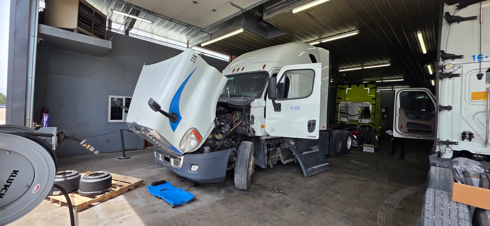 Heavy duty semi-truck engine repair diagnostics at GNE